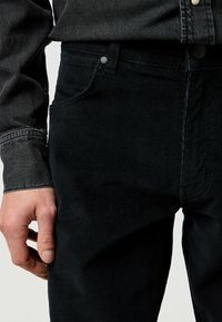 Wrangler GREENSBORO - Vaqueros rectos - anthracite