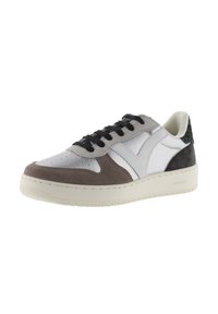 Sneaker a bassa altezza con pelle bianca testurizzata, sovrapposizioni in suede marrone e nero, lacci neri e suola in gomma bianca.