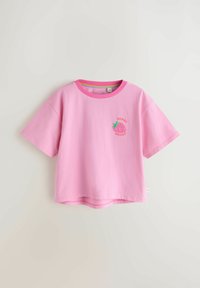 Camiseta corta de manga corta de color rosa claro con cuello de un tono rosa más oscuro y una pequeña fresa bordada con el texto "Berry Smart" en el pecho.