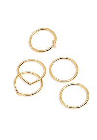 Vijf gouden metalen ringen in verschillende vormen, waaronder één met een kleine sluiting. De ringen hebben een gladde, glanzende afwerking en een uniforme kleur.