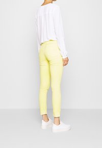 OPUS Vaqueros pitillo - light yellow
