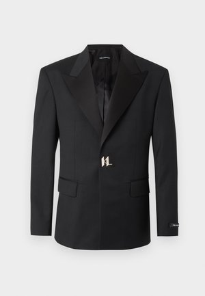 Melns pielāgots žakete ar platajiem atlokiem, divām priekšējām kabatām ar vārteju un sudraba KL logotipa aizdari centrā.