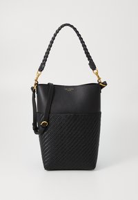 Saco preto de alça trançada, fundo texturizado em tecido entrelaçado e detalhes em dourado; combina materiais lisos e trançados para criar contraste.