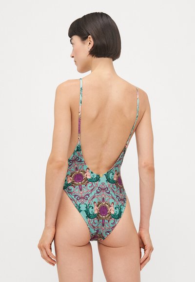 Costum de baie dintr-o piesă cu spate adânc, având o bază turcoaz și motive florale intricate în nuanțe de mov și roz. Bretele subțiri, ajustabile.