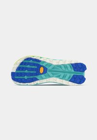 Semelle extérieure Vibram avec des crampons multidirectionnels en bleu, teal et jaune ; le motif texturé offre une traction et une stabilité pour les activités en plein air.