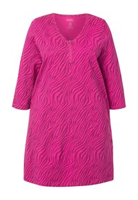 Rosa Zebra-Muster Kleid mit V-Ausschnitt und halbem Reißverschluss. Hergestellt aus weichem Stoff, mit Dreiviertelärmeln und lockerem Schnitt.