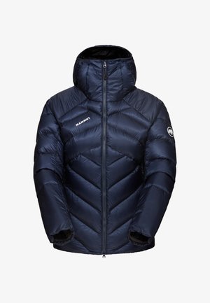 Marineblaue Steppjacke mit hohem Kragen, Zickzack-Steppmuster und langen Ärmeln. Verfügt über einen Reißverschluss vorne und Logo-Akzente am Arm.