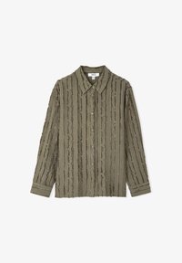 Camisa de botones verde oliva con un diseño texturizado y acanalado. Mangas largas con puños abotonados y un collar clásico.