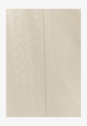 Texture en cuir tissé de couleur crème avec une couture verticale au centre, mettant en valeur le détail de l'artisanat.