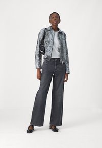Karl Lagerfeld Jeans RELAXED  - Laisvo kirpimo džinsai - washed grey