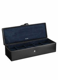 Caja de joyería de cuero negro con un exterior liso, interior de ante azul marino, seis compartimentos y un pequeño broche de plata.
