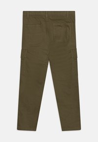 Pantaloni cargo verde oliva con elastico in vita, due tasche posteriori e tasche laterali. Tessuto morbido, taglio dritto e cuciture resistenti.