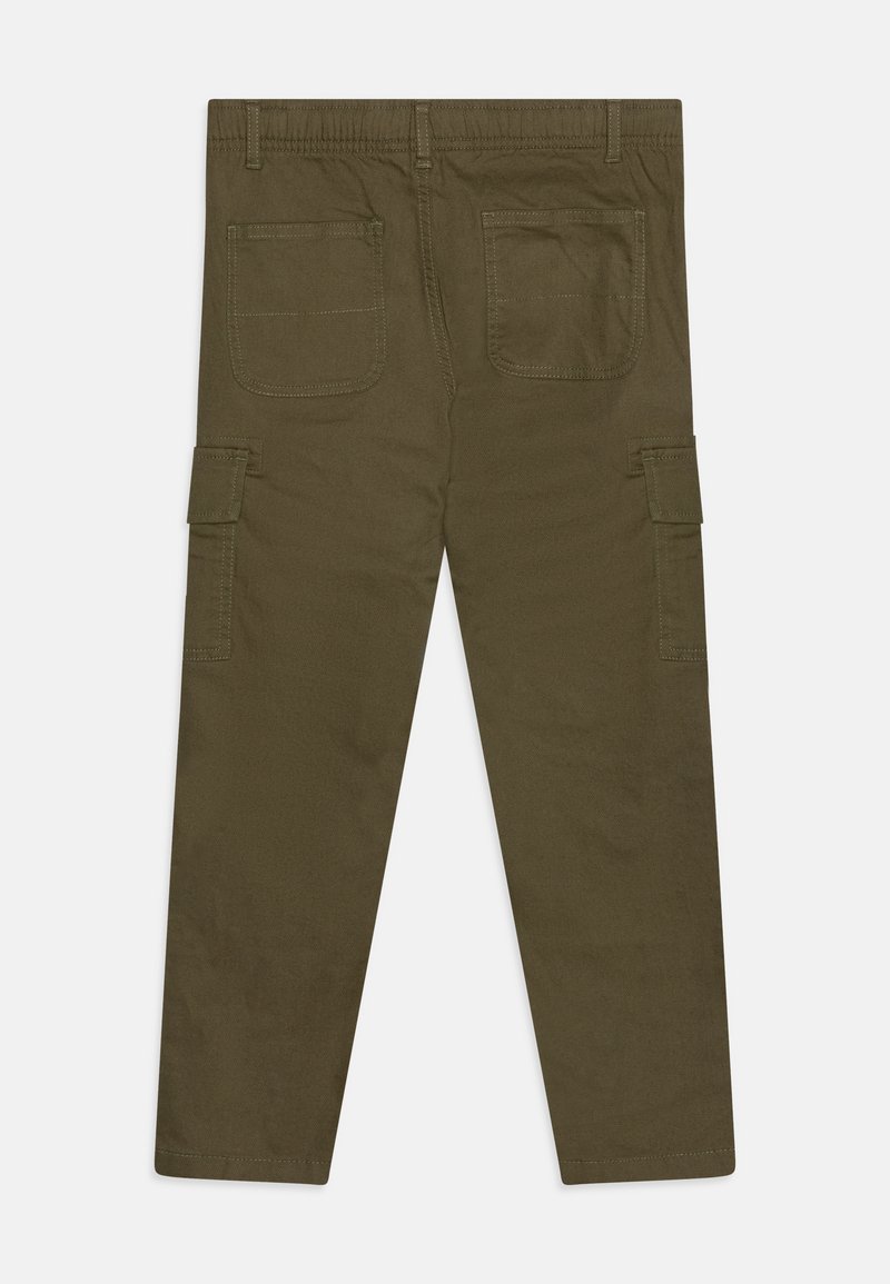 Pantaloni cargo verde oliva con elastico in vita, due tasche posteriori e tasche laterali. Tessuto morbido, taglio dritto e cuciture resistenti.