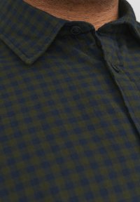 Jack & Jones JJEGINGHAM SHIRT - Camicia - forest night