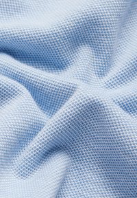 Jasnoniebieska tekstura materiału z siatkowatym wzorem, charakteryzująca się miękką, oddechową jakością, idealna do zastosowań odzieżowych lub tapicerskich.