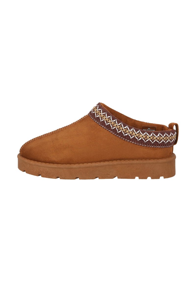 Mocassini in suede marrone con punta arrotondata, bordino decorativo intrecciato e suola spessa e texturizzata per la durata. Progettati per essere indossati facilmente.