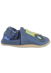Leren schoen in het blauw met een rond groen en zwart ontwerp aan de voorkant, een zachte voering en een beige zool met gestikte details.