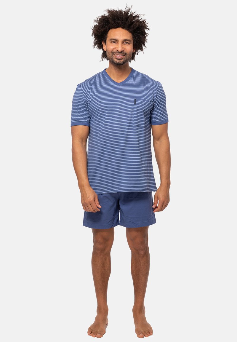 Blå randig t-shirt med V-ringning och ficka, kombinerad med enfärgade blå shorts. Blandning av bomull, korta ärmar, avslappnad passform.