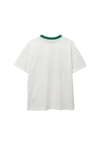 T-shirt blanc avec un col ras du cou vert. Manches courtes, coupe décontractée, texture en coton lisse et imprimé discret au dos.