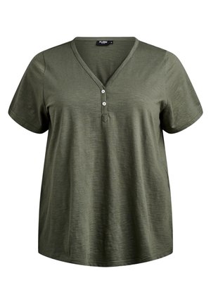 Olivovo zelená krátkym rukávom košeľa s výstrihom do V a dvoma gombíkmi na légii, vyrobená z ľahkej tkaniny.