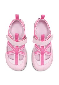 Sandali rosa con un design traspirante caratterizzato da cinghie incrociate, suola modellata e due alette per una facile calzata. Materiale leggero.