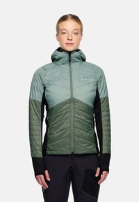 Gobtuotas švarkas žalių atspalvių gradientu su chevron tipo siuvimu, juodais akcentais, užtrauktuku ir prigludusia forma. Yra šoninės kišenės.