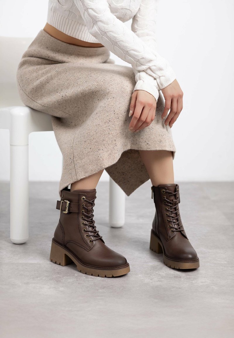 Carmela Botines con cordones - brown/marrón - Zalando.es