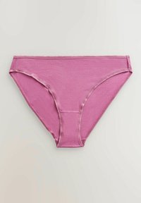 Rosa bomullstrosor med en slät finish, med en klassisk bikini-snitt och delikata sömmar längs kanterna. Inga mönster eller detaljer.