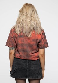 Paradiso Clothing DAY AMERICAN IDIOT DYE  - Print T-shirt - red