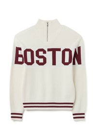 Maglione bianco a maglia con colletto alto e mezza zip. Presenta la scritta "BOSTON" in lettere bordeaux, accentuato da polsini e orlo a strisce bordeaux e bianche.
