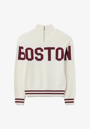 Maglione bianco a maglia con colletto alto e mezza zip. Presenta la scritta "BOSTON" in lettere bordeaux, accentuato da polsini e orlo a strisce bordeaux e bianche.