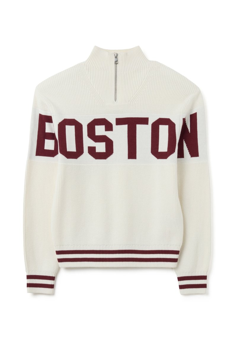 Maglione bianco a maglia con colletto alto e mezza zip. Presenta la scritta "BOSTON" in lettere bordeaux, accentuato da polsini e orlo a strisce bordeaux e bianche.