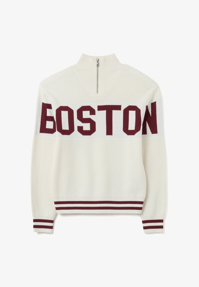 Weißer Strickpullover mit hohem Kragen und einem halben Reißverschluss. Mit "BOSTON" in weinroten Buchstaben, akzentuiert durch weinrote und weiße gestreifte Bündchen und Saum.