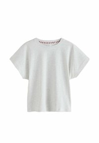 Lys grå bomulds T-shirt med en loose fit, korte ærmer og en stribet detaljer omkring halsen i pink og marineblå. Blød tekstur og afslappet design.