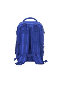 Mochila de nylon azul con correas ajustables, asa en la parte superior y múltiples bolsillos. Textura suave, forma rectangular. Sin logotipos visibles.