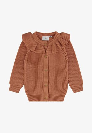 Cardigan tricoté en rose poussiére, avec un col à volants, des manches longues et des boutons en bois sur le devant. Motif texturé sur toute la surface.