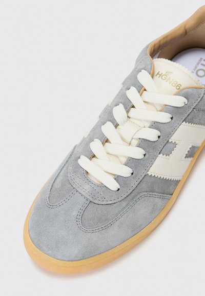 Sneaker gri din suede, cu șireturi și accente albe, design aerodinamic, talpă de cauciuc de tip gumă, având un detaliu cu logo într-o nuanță ușor contrastantă.