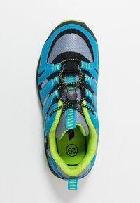 Zapatilla deportiva azul y gris con parte superior de malla, detalles en negro y cordones elásticos. Presenta un interior de color verde brillante y una cinta en el talón. Talla 29.