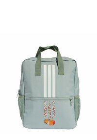 Sivi ruksak od tkanine s dizajnom bijelih pruga. Ima prednji džep na patentni zatvarač i mrežaste bočne džepove. Istaknuti narančasti i sivi grafički detalj.