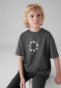 smALLSAINTS TIERRA CREW LOGO  - Printtipaita - charcoal grey