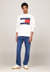 Tommy Jeans BIG FLAG CNECK - Mikina - ancient white