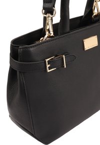 Zwarte leren handtas met een gestructureerde vorm, goudkleurige hardware en een gespdetail aan de zijkant. Glad oppervlak met een gepolijste afwerking.