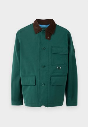 Zeleno jakno s gumbi in rjavim kordnim ovratnikom, dvema sprednjima žepoma ter horizontalnim žepom z kovinsko obrobo. Gladka tekstura tkanine.