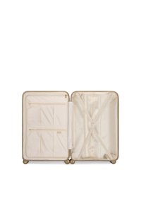 Beige koffer met gouden accenten, interieur met meerdere ritszakken en straps. Gladde textuur, rechthoekige vorm, vier wielen.