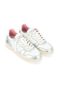 Sneakers bianchi in pelle con accenti argento, punta perforata e rivestimento rosa chiaro. Presentano lacci standard e una soletta imbottita.
