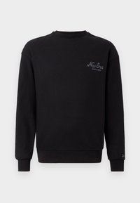 Maglione nero a maniche lunghe con scollo rotondo e trama a coste, con ricamo "New Era Since 1920" sul petto e piccola etichetta con logo sul polsino della manica sinistra.