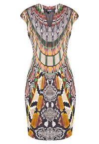Úzké šaty s potiskem, které mají geometrické vzory v zelené, červené a žluté barvě, s hlubokým V-výstřihem a krátkými rukávy, vyrobené z lehkého materiálu.