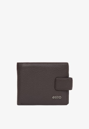 Hnědá kožená peněženka s texturovaným povrchem, se zapínáním na cvok a vyraženým logem "estro" na přední straně. Kompaktní obdélníkový tvar.