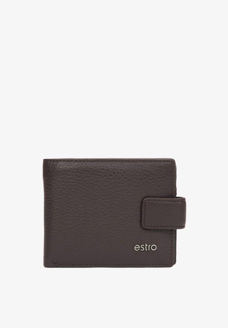 Bruine leren portemonnee met een gestructureerd oppervlak, drukknoopsluiting en gegraveerd merk "estro" aan de voorkant. Compacte rechthoekige vorm.