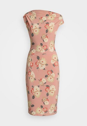 Vestido rosa off-the-shoulder com silhueta ajustada, apresentando um design floral em creme, vermelho e preto, feito de um tecido liso e elástico.